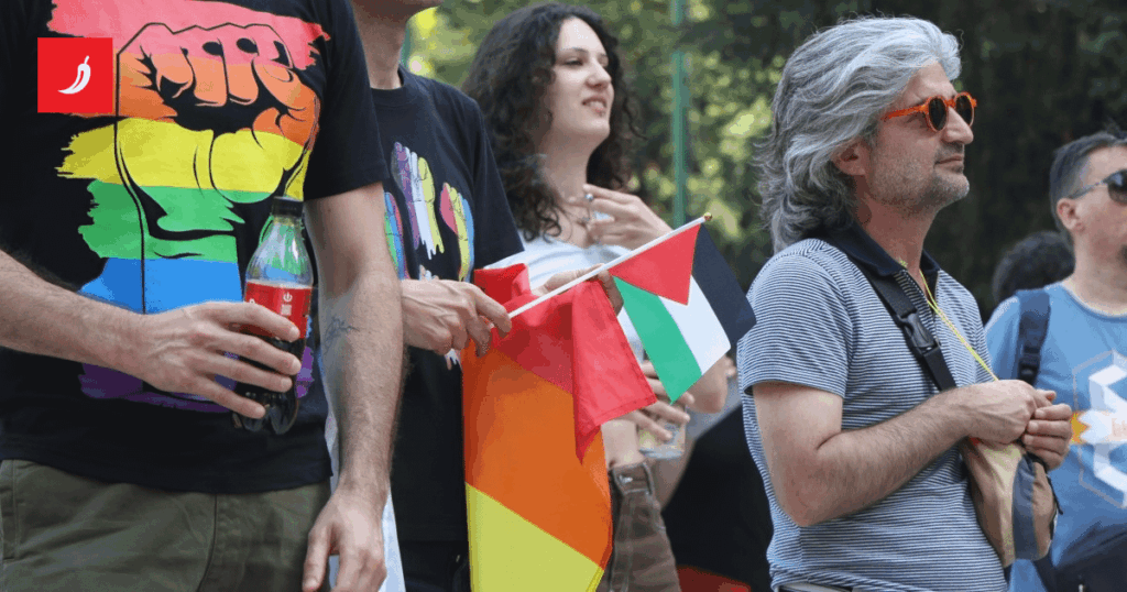 Pride -Organisatoren: Israel legt unsere Flaggen auf seine Panzer. Nicht in unserem Namen! Pride -Organisatoren: Israel legt unsere Flaggen auf seine Panzer. Nicht in unserem Namen!