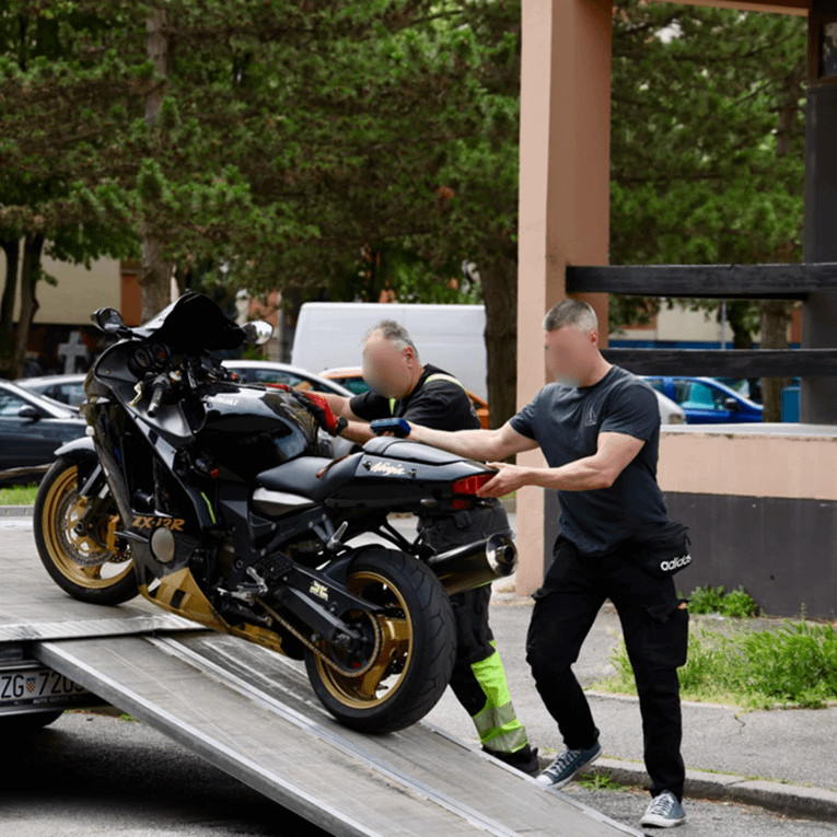 Die Polizei behindert die Untersuchung des Doppelmordes