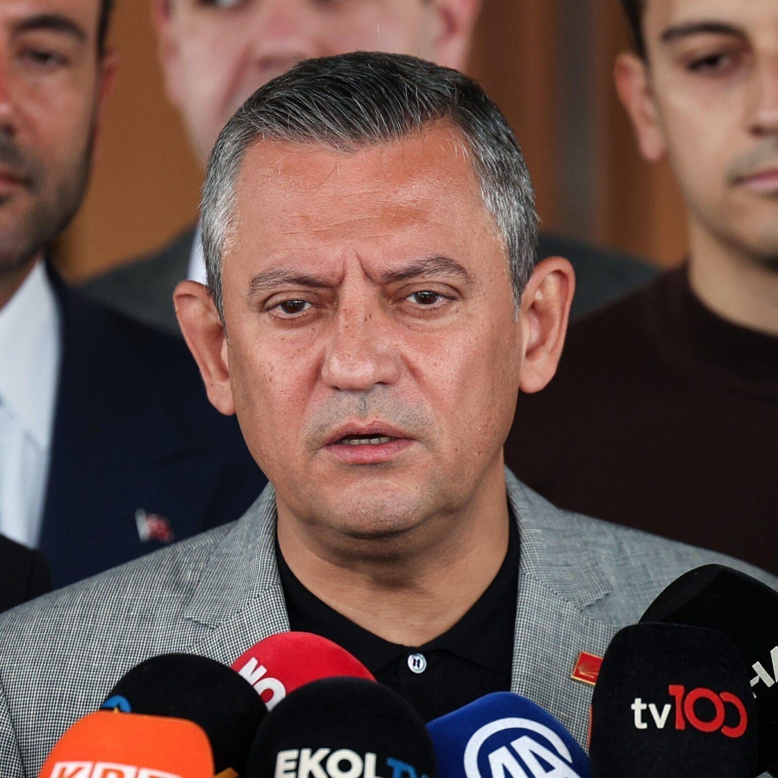 Özgür Özel lud Präsident Erdoğan am Sonntag, dem 2. November, zu frühen Wahlen ein: "Sie können mit 29 Prozent nicht auf diesem Sitz sitzen.