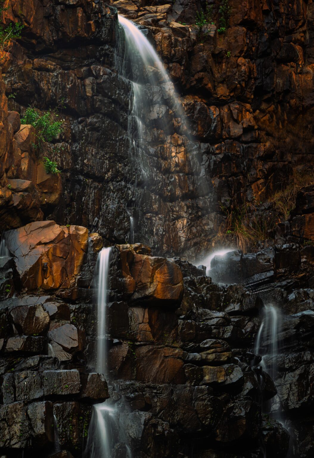 Morialta fällt [OC] [1372 × 2000]