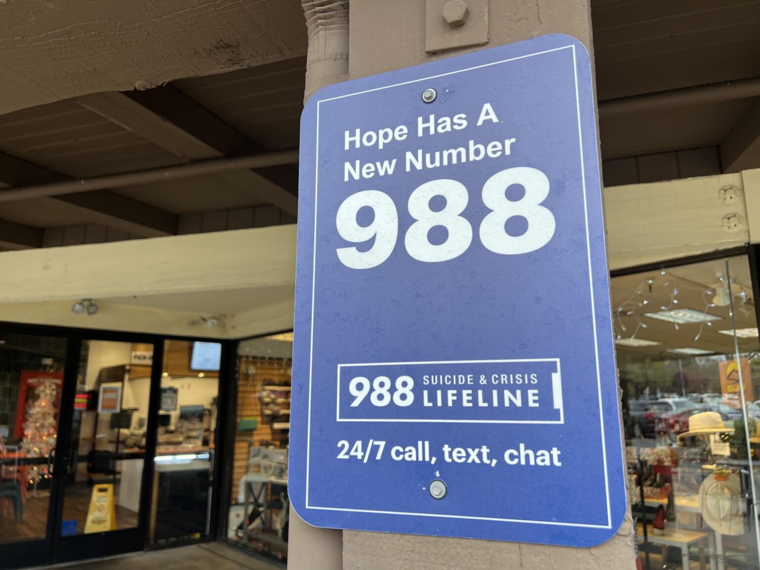Republikaner ruft Trump Admin Cuting Suicide Hotline aus: "Das ist falsch"