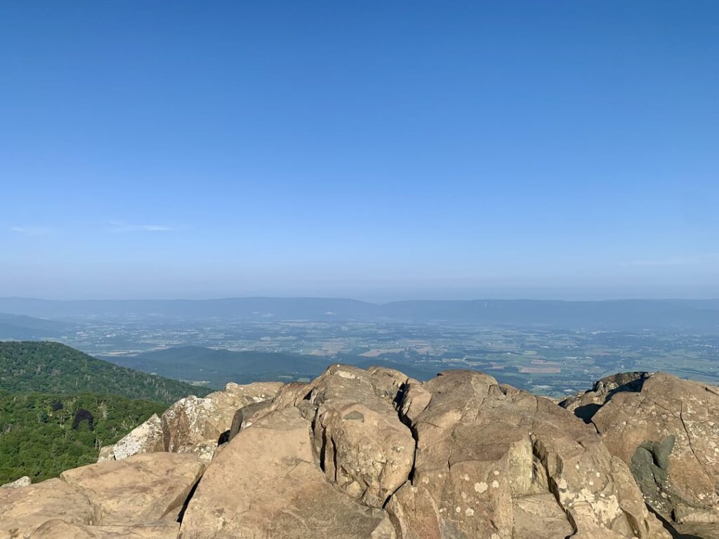 Wanderte auf die Spitze des Stony Man Mountain im Shenandoah National Park. Es ist der zweithöchste Gipfel im Park mit 4.011 Fuß.