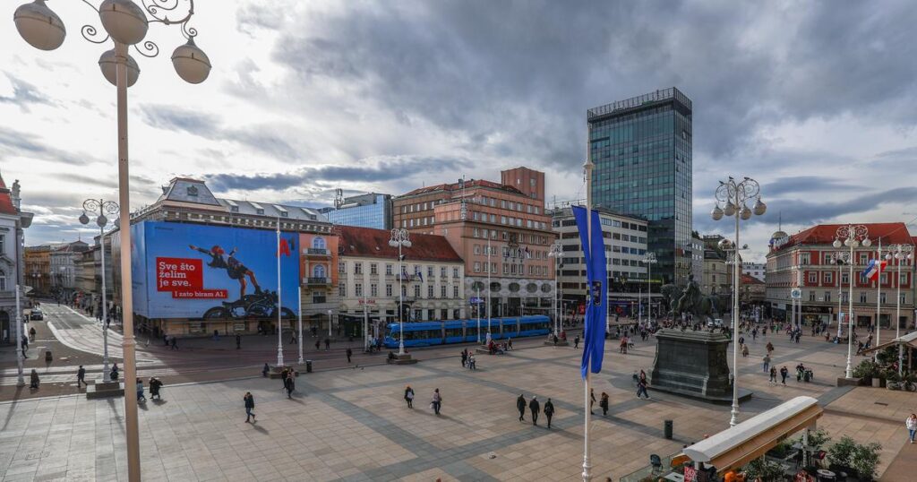 Mitten am Ban Jelacic Square griff ein Minderjähriger an: Schlagen Sie ihn und stahlen - Turnschuhe