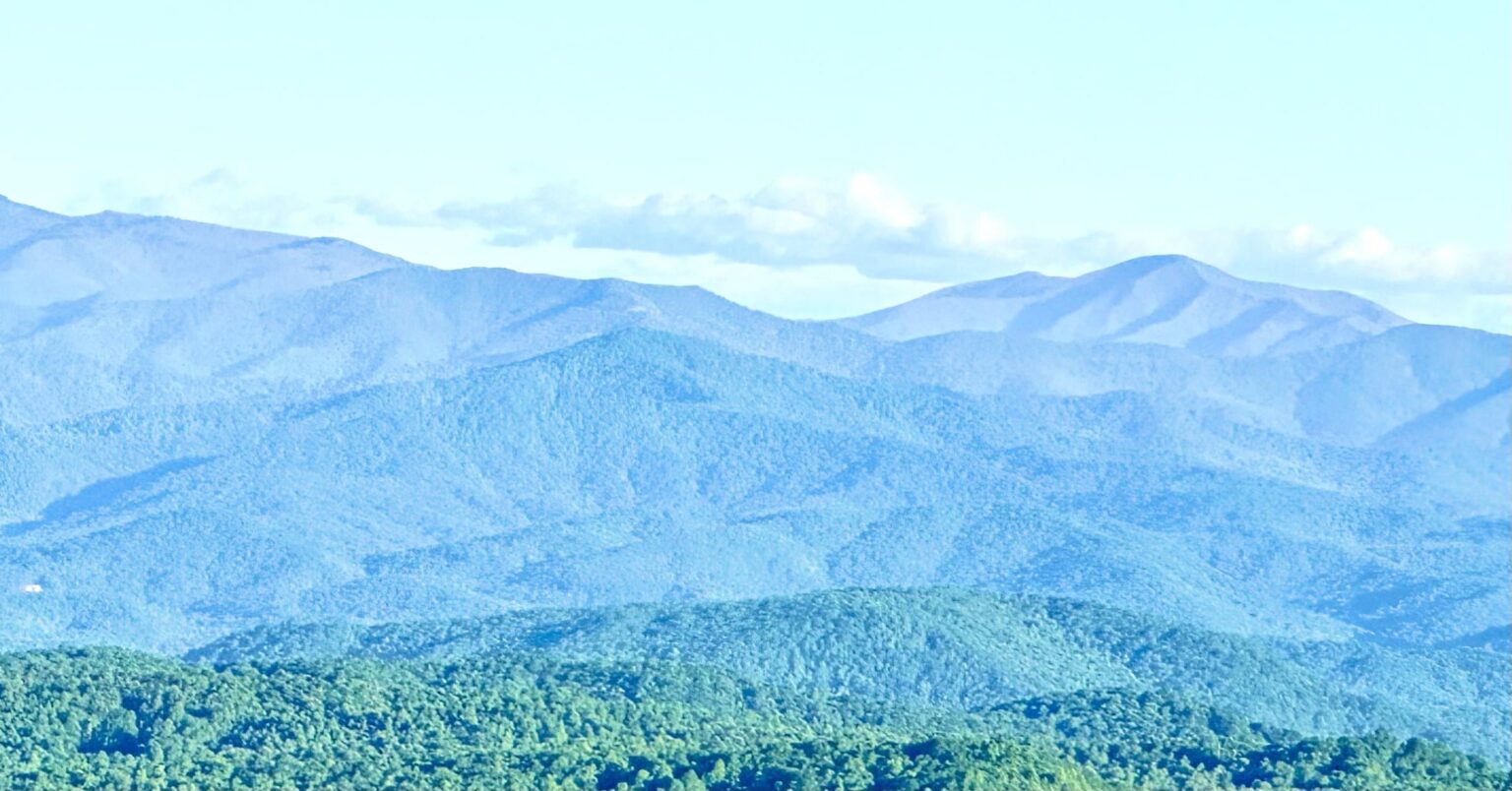 Klare Aussicht heute der Blue Ridge Mountains. Foto vom Pinnacle Mountain aufgenommen