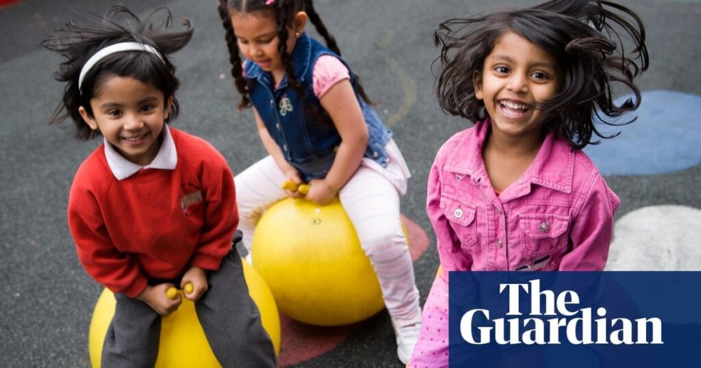 Kinder in England, die aufwachsen "sitzend, scrollen und allein", sagen Experten