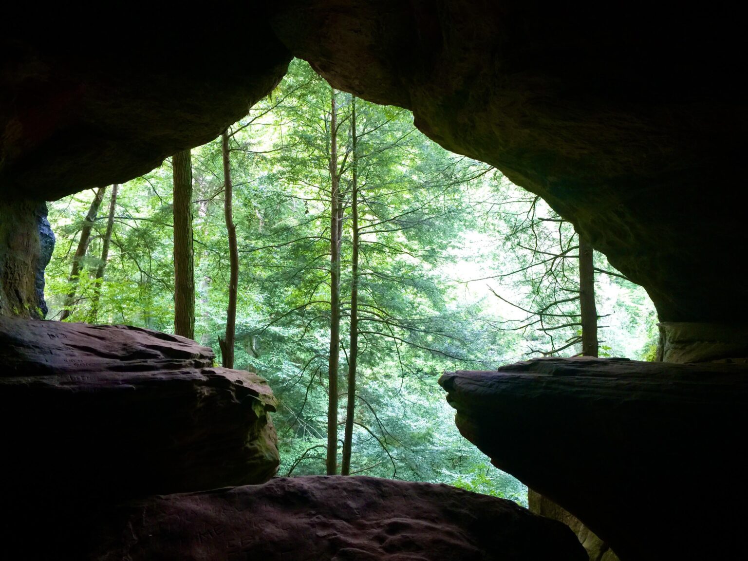 Hocking Hills State Park Ace von Spades Cave Eröffnung. Von einem Wanderweg direkt an der Keister Road.