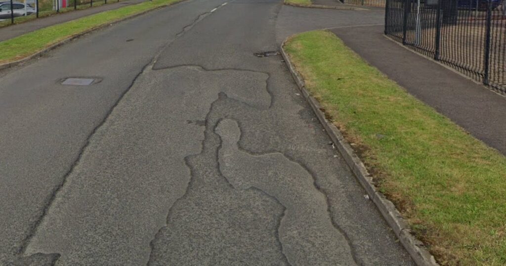 Beschäftigte Co Derry Road, die mit Schlaglöchern bedeckt ist, kann nicht repariert werden ", weil niemand es besitzt