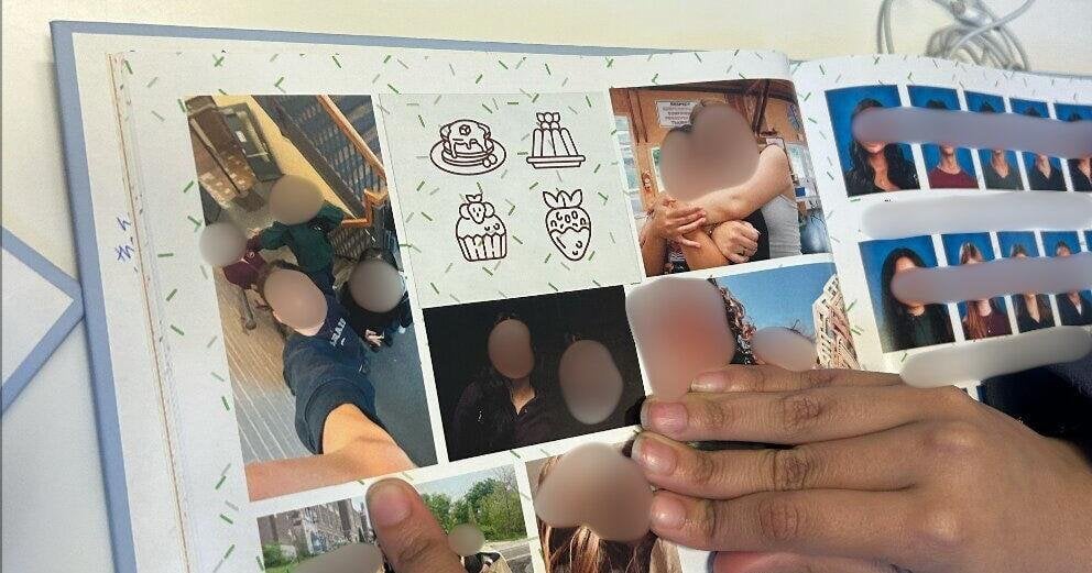 Die Schüler gehen aus, nachdem die High School die Toronto -Aufkleber über ein Jahrbuch ein Bild von Mädchen mit Keffiyehs platziert