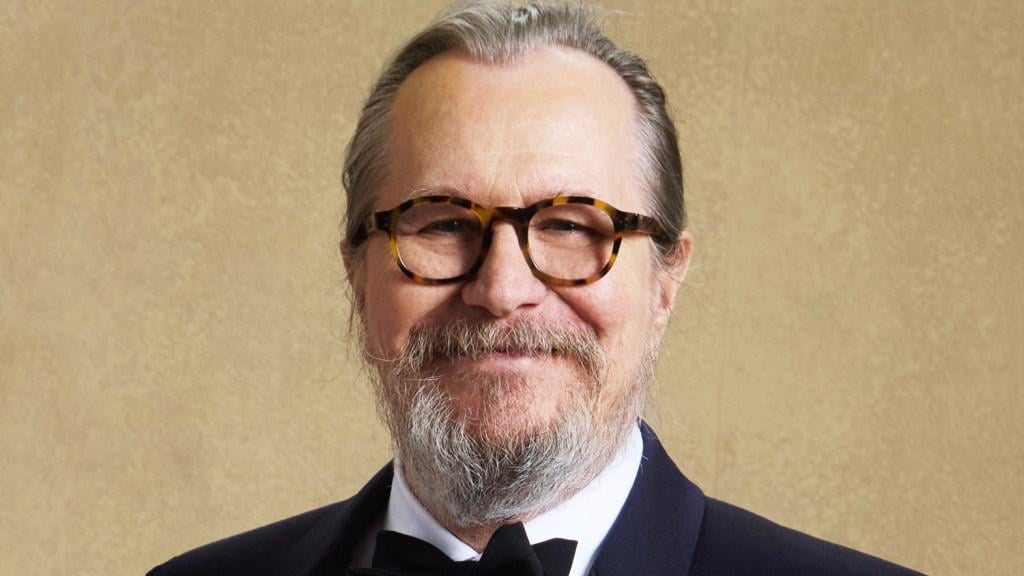 Steh auf, Sir Gary Oldman! Exklusives Interview mit "Slow Horses" -Star über seinen Rittertum: "Ich bin begeistert"