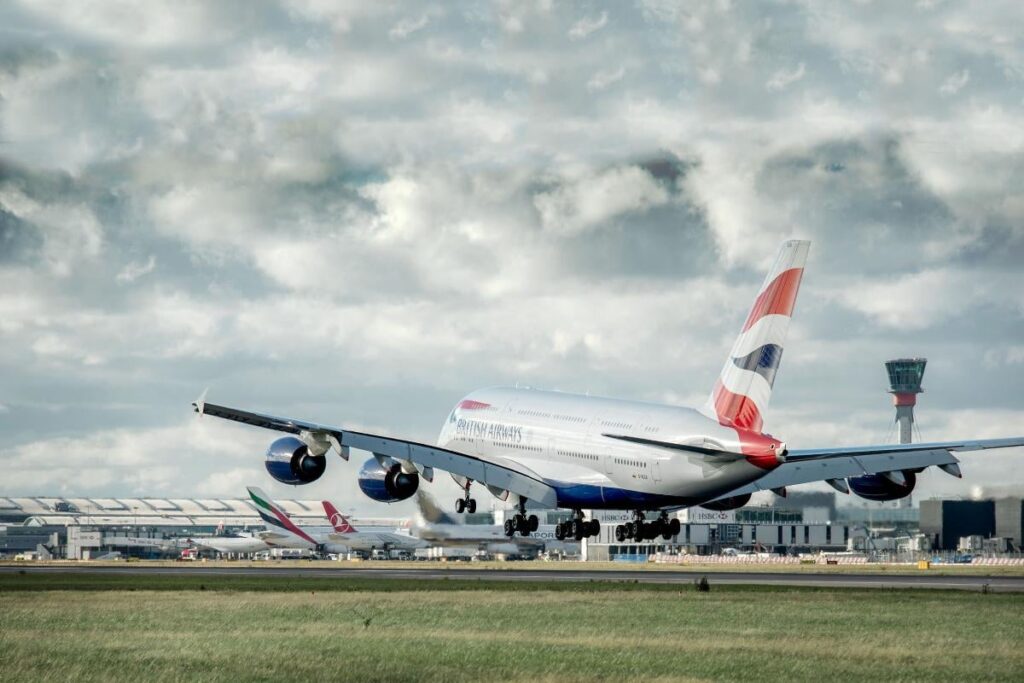 Heathrow berichtet, dass die US -Reisen eintreffen, während Trump die Nachfrage trifft