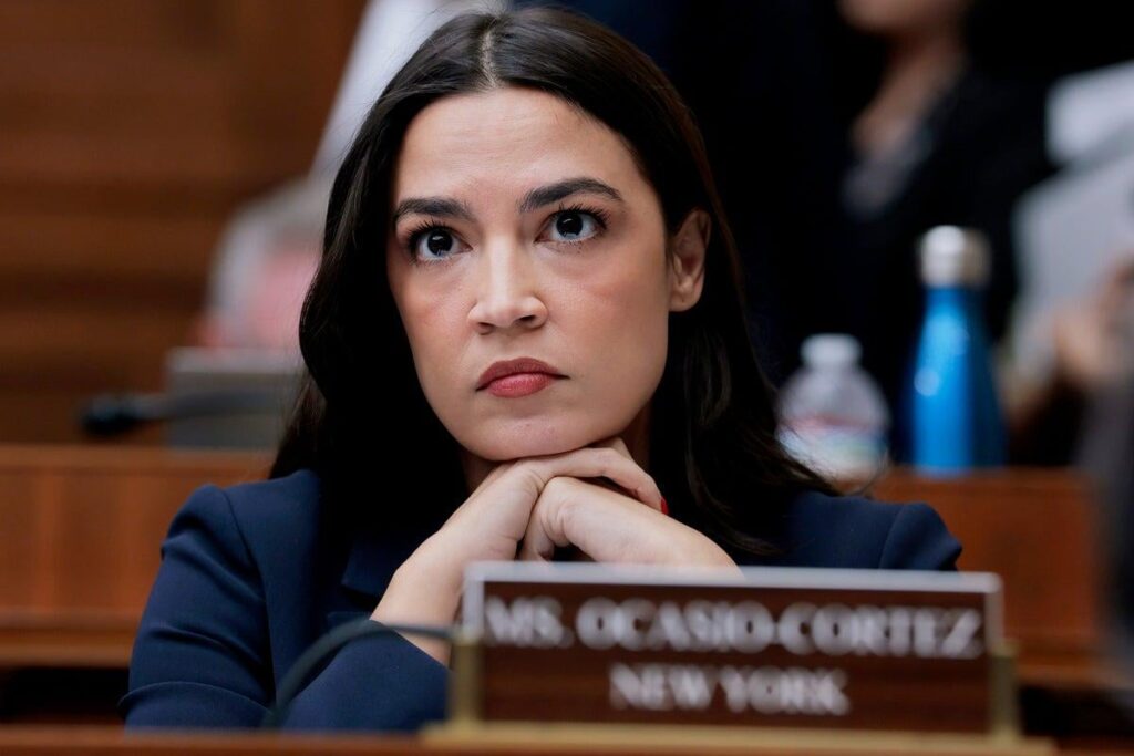 128 Demokraten überqueren den Gang und helfen den Republikanern, das von AOC unterstützte Angebot zu blockieren, um Trump gegenüber den Iran-Streiks anzuklagen 128 Demokraten überqueren den Gang und helfen den Republikanern, das von AOC unterstützte Angebot zu blockieren, um Trump gegenüber den Iran-Streiks anzuklagen