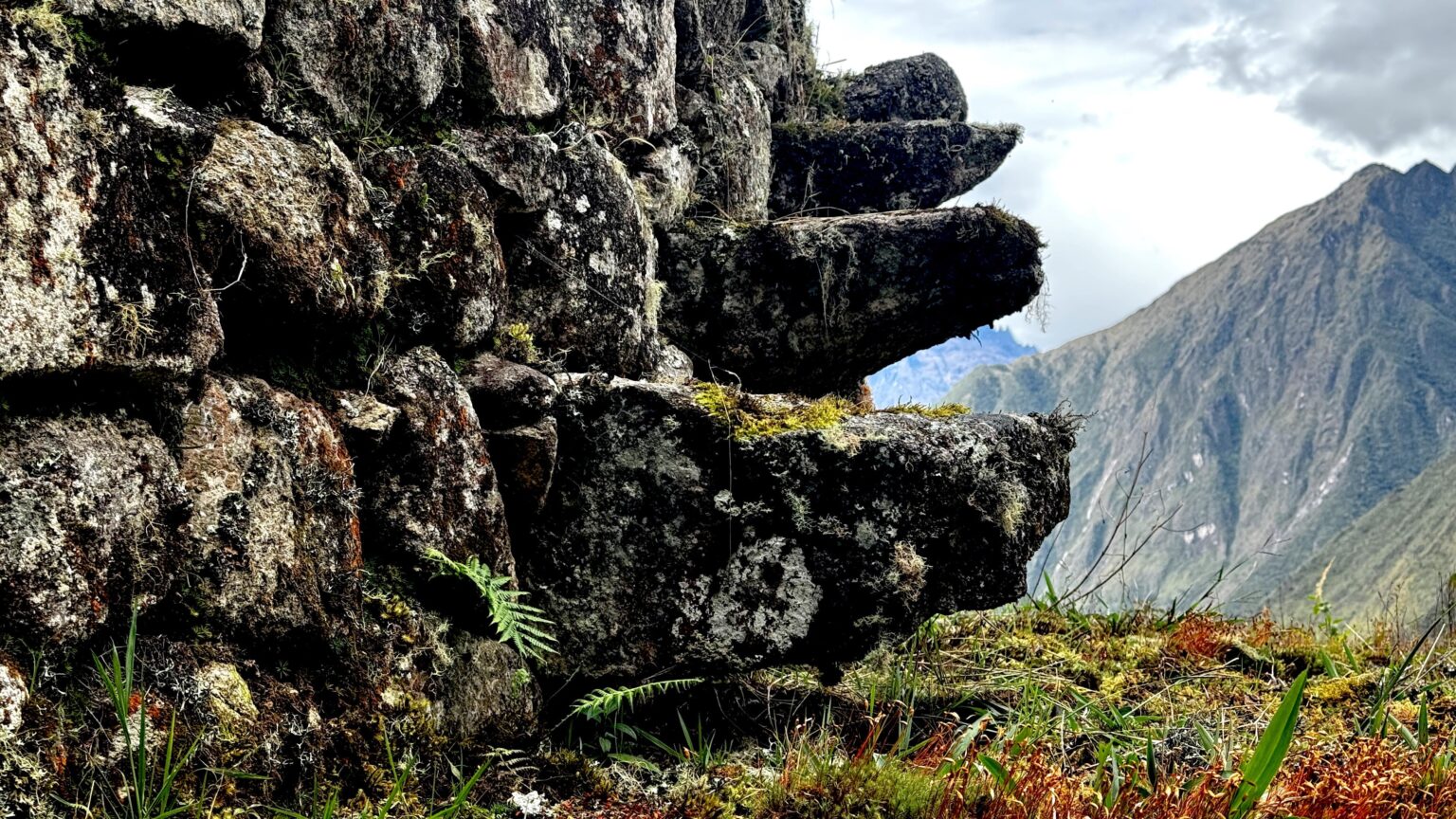 Treppe zum Himmelstimmung, wie man durch Ruinen entlang des Inka -Trails wandern sah
