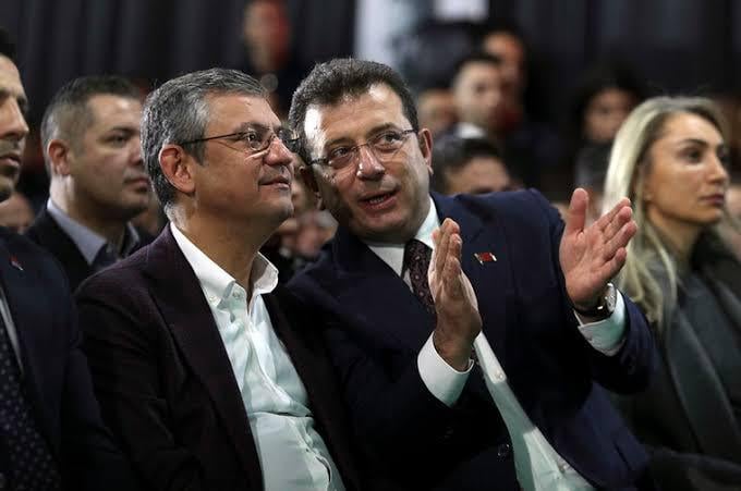 Özgür Özel - Ich wäre unglaublich beliebt, wenn ich sage, ich bin ein Kandidat. Die Macht der herrschenden Medien kommt zur Arbeit, sehr einfach zu arbeiten, aber dann habe ich keinen Unterschied zu Tayyip Bey. Ich würde meinen Freund zurücklassen. Wir lassen nicht zurück, was wir haben.