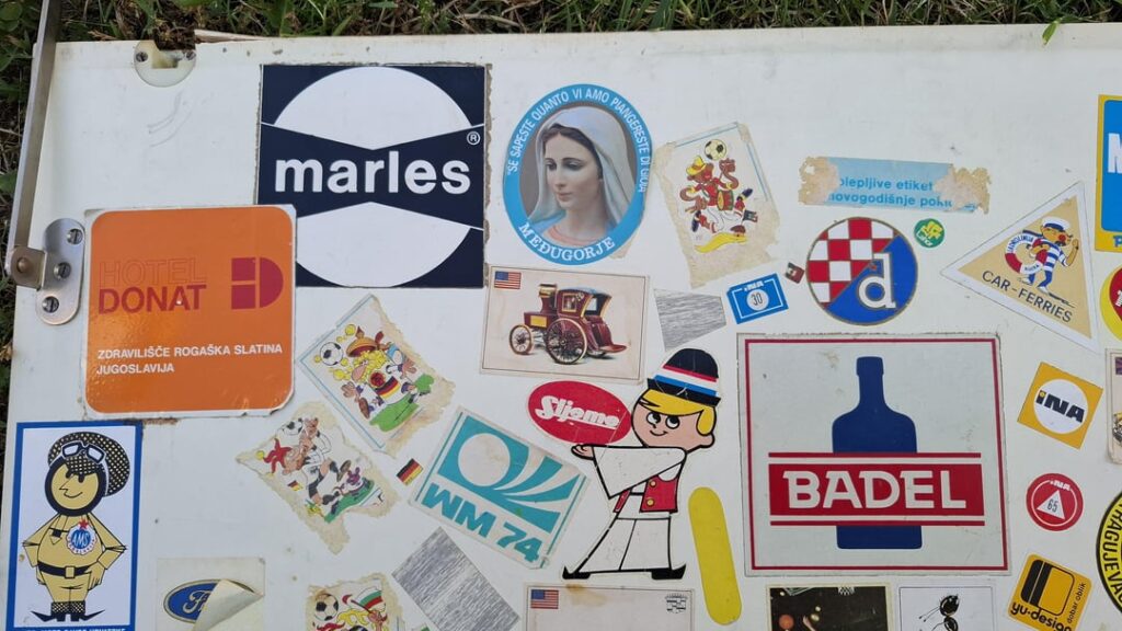 Mama und Tante kleben die zufälligen Aufkleber in den 90ern auf den Racks