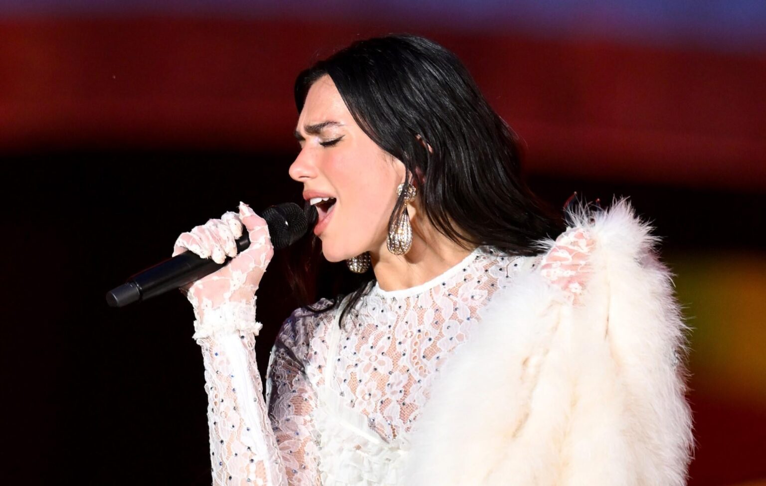 Dua Lipa ehrt Sinéad O'Connor während der Dublin -Show mit Cover von 'Nothing verglichen 2 u'