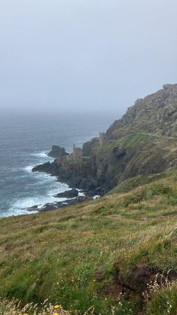 Verlassene Zinn- und Kupferminen beim Wandern in Cornwall, England