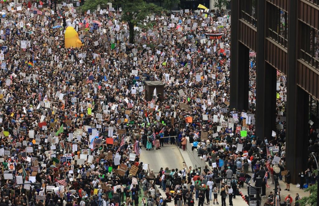 In Chicago 'No Kings' Demonstration marschieren Riesenmenge durch die Innenstadt