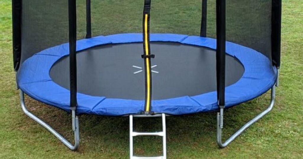 Das kleine Mädchen starb, als 'Mini Tornado' Trampolin in die Luft hob
