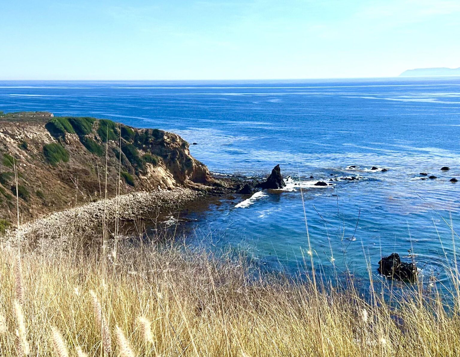 Aus dem Vicente Bluffs Reserve Trail, der Pelican Cove Park und den Pazifik betrachtet