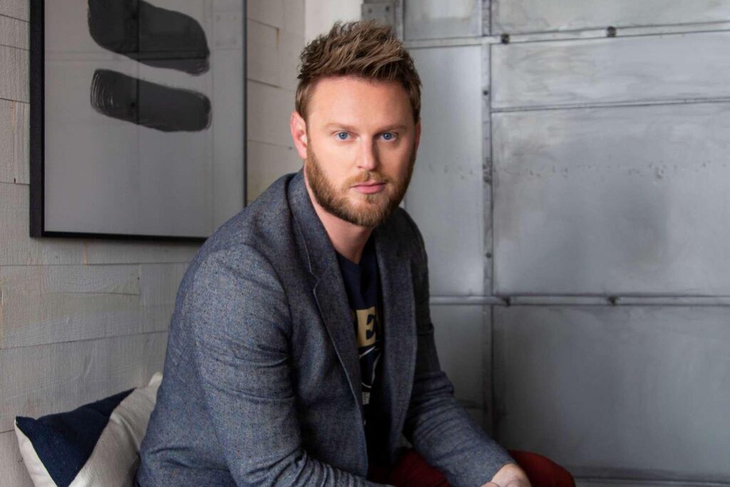 Bobby Berk sagt, er habe für die ersten 2 Saisons mit Queer Eye in Queer Eye: "Wir zahlen uns im Grunde genommen nichts".
