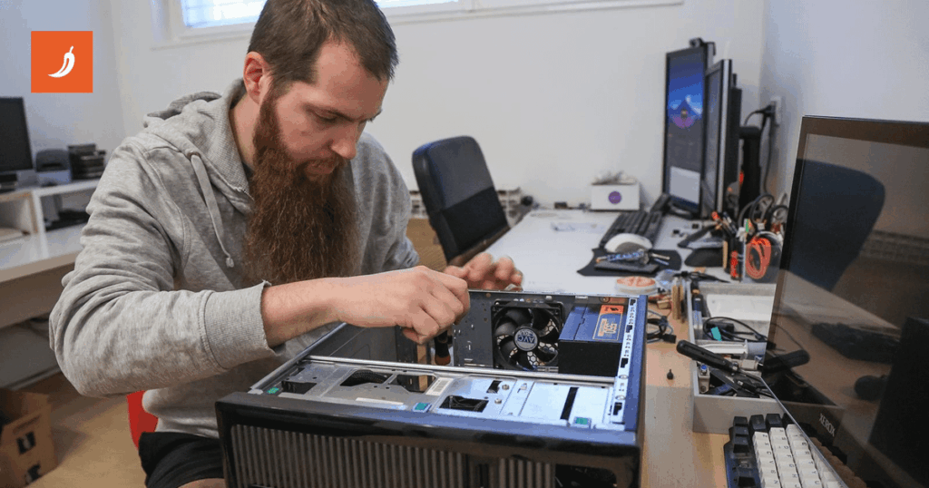 Video Matija -Computer aus den alten Teilen und spendet sie an andere