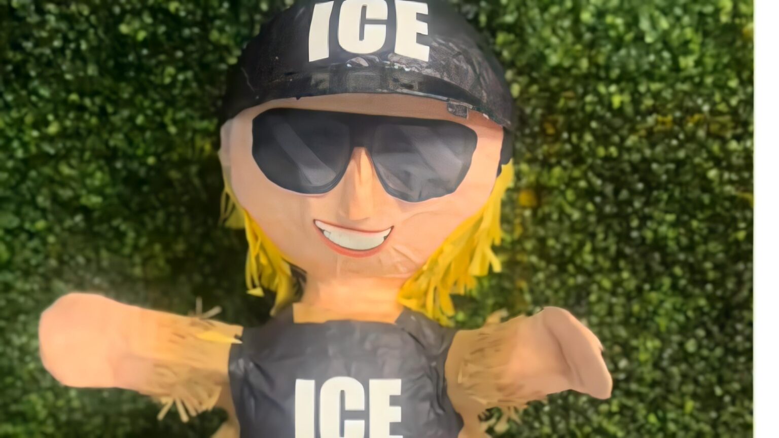 ICE Agent Piñatas werden in den sozialen Medien inmitten von Rückschlägen gegen Einwanderungsüberfälle viral | Los Ángeles ist zum Epizentrum der Proteste gegen Eis geworden ICE Agent Piñatas werden in den sozialen Medien inmitten von Rückschlägen gegen Einwanderungsüberfälle viral | Los Ángeles ist zum Epizentrum der Proteste gegen Eis geworden