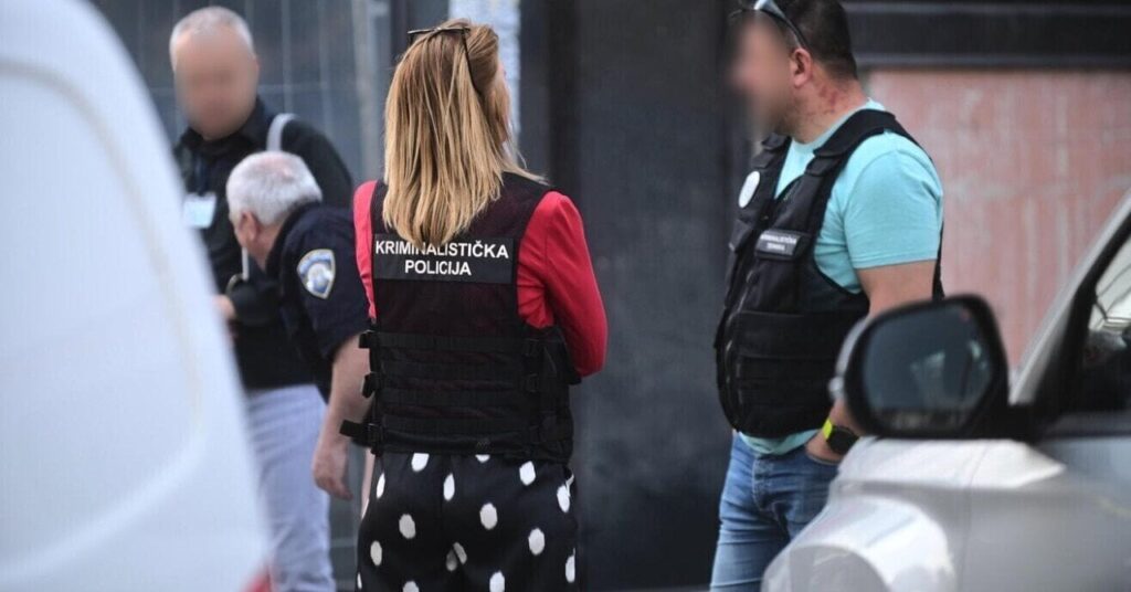 Er ging mit seiner Frau mitten in Rijeka vorbei und packte sie an der Brust. „Gib mir ein wenig!“ Eine Frau entsetzt, er wartet auf ein ernstes Problem Er ging mit seiner Frau mitten in Rijeka vorbei und packte sie an der Brust. "Gib mir ein wenig!" Eine Frau entsetzt, er wartet auf ein ernstes Problem