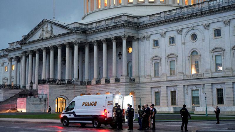 Die Polizei verhaftet rund 60 Veteranen und Mitglieder der Militärfamilie, die außerhalb der US -Kapitol protestieren, nachdem die Gruppe die Polizeilinie überschritten hatte