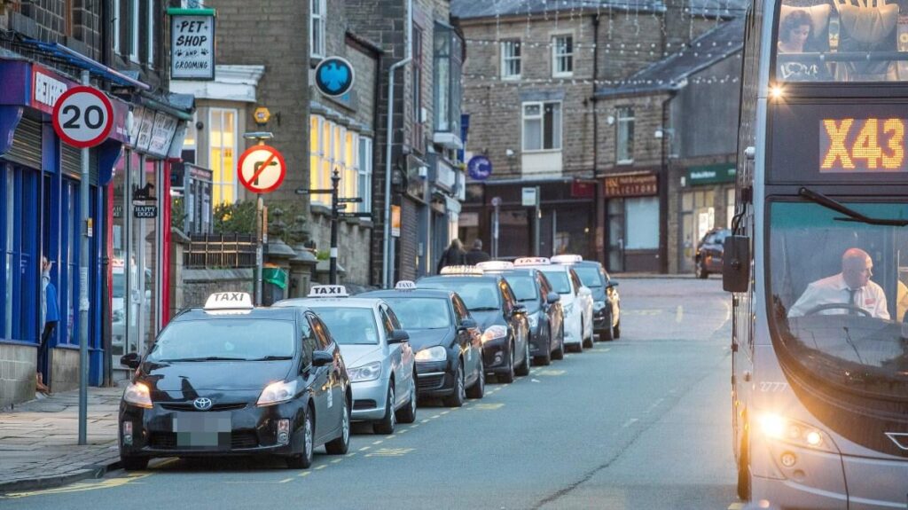 Junge Menschen, die gefährdet sind, wenn Taxifahrer zum Lizenzen zum „Easy“ -Rat gehen