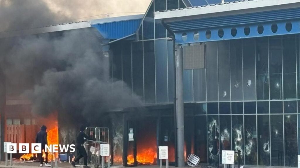 Larne: Das Freizeitzentrum hat in der dritten Nacht der Gewalt in Nordirland angegriffen
