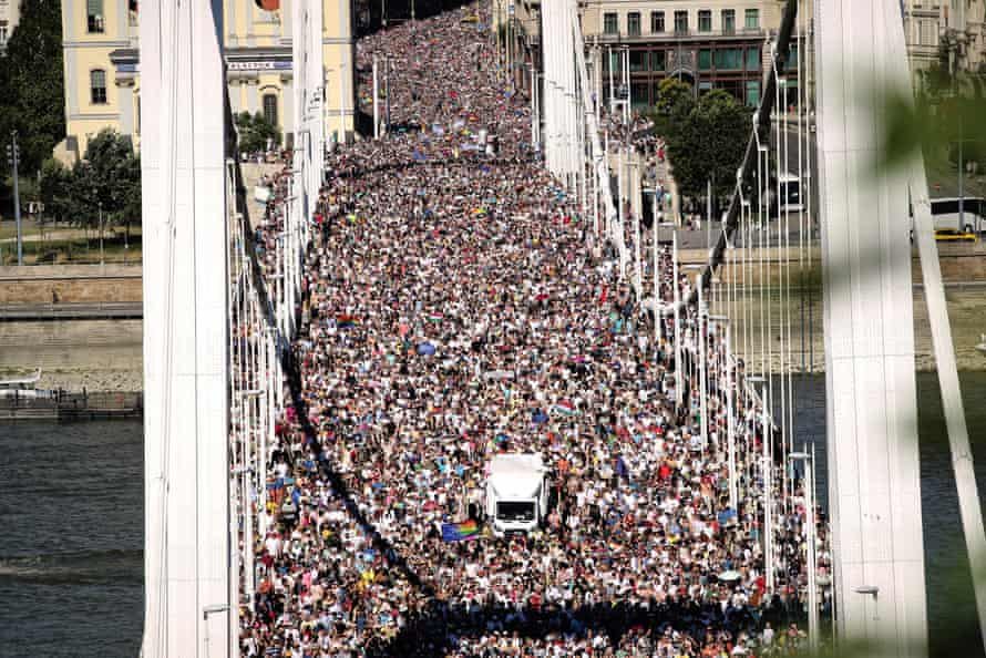 Orbán verbot Stolz, fast 200.000 Menschen aus ganz Europa kamen. So sah es aus. Der Schnitt des Quizs, weg mit dem autoritären