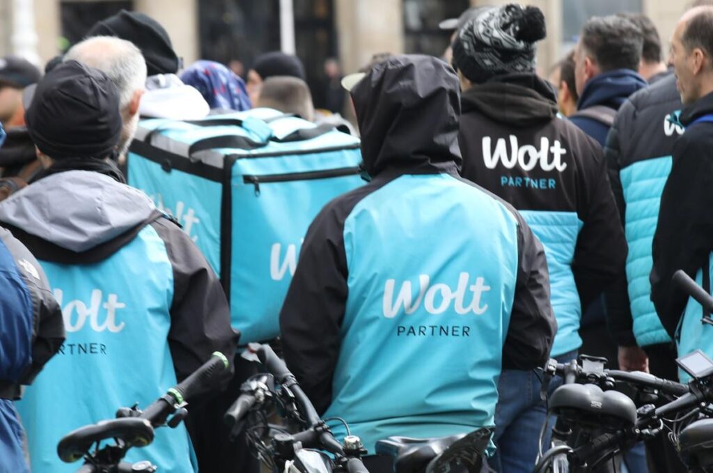 Unzufriedene Wolltarbeiter organisierten einen Boykott, das Unternehmen bittet darum, Vertreter für Verhandlungen zu ernennen Unzufriedene Wolltarbeiter organisierten einen Boykott, das Unternehmen bittet darum, Vertreter für Verhandlungen zu ernennen