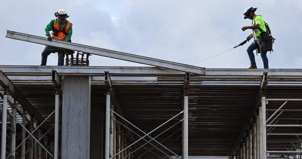 Regierung zur Priorisierung der Infrastrukturabgabe, während sie 200 Mrd. € nationaler Entwicklungsplan enthüllt Regierung zur Priorisierung der Infrastrukturabgabe, während sie 200 Mrd. € nationaler Entwicklungsplan enthüllt