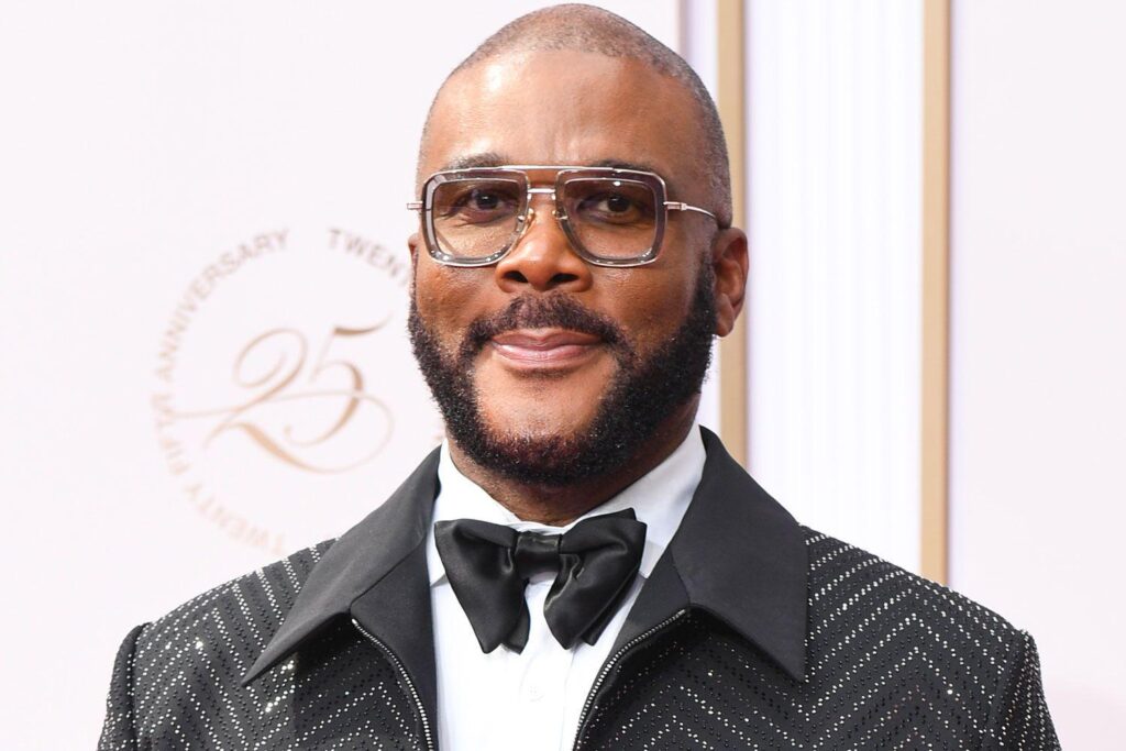 Tyler Perry hat ein Familienmitglied entlassen, weil sie ihren Job nicht ernst nahm: "Ich möchte Ihnen helfen ... kein Wohlergehen für Sie"