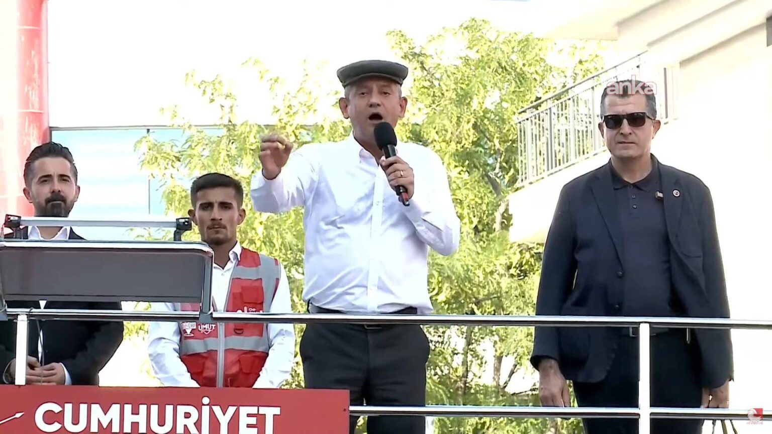 Özgür Özel: „Bis gestern, Dem’liler, diejenigen, die für DEM gestimmt haben, die Grüße des DEM, des Terroristen. Jetzt haben wir uns zugestimmt, MHP-Dem zu haben, wir werden zusammen gehen. Özgür Özel: "Bis gestern, Dem'liler, diejenigen, die für DEM gestimmt haben, die Grüße des DEM, des Terroristen. Jetzt haben wir uns zugestimmt, MHP-Dem zu haben, wir werden zusammen gehen.