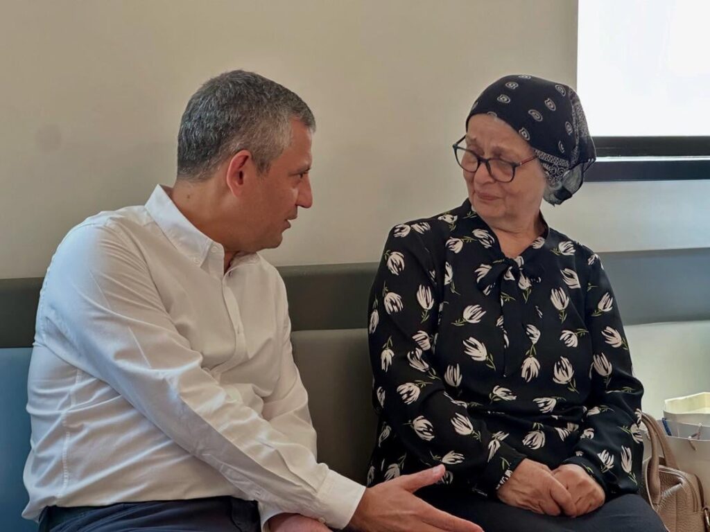 Ozgur Ozel, Mehmet Murat Caliks hohes Infektionsrisiko, begrenzt auf 1 Person und das Ministerium des besonderen Besuchs des Ministeriums, der an die Mutter Gülümser Çalık'a übertragen wurde.