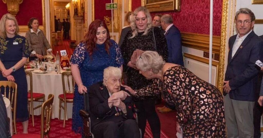 „Er hat für unsere Freiheit gekämpft“: Großbritanniens ältester überlebender Veteran des Zweiten Weltkriegs, Donald Rose, stirbt im Alter von 110 Jahren "Er hat für unsere Freiheit gekämpft": Großbritanniens ältester überlebender Veteran des Zweiten Weltkriegs, Donald Rose, stirbt im Alter von 110 Jahren