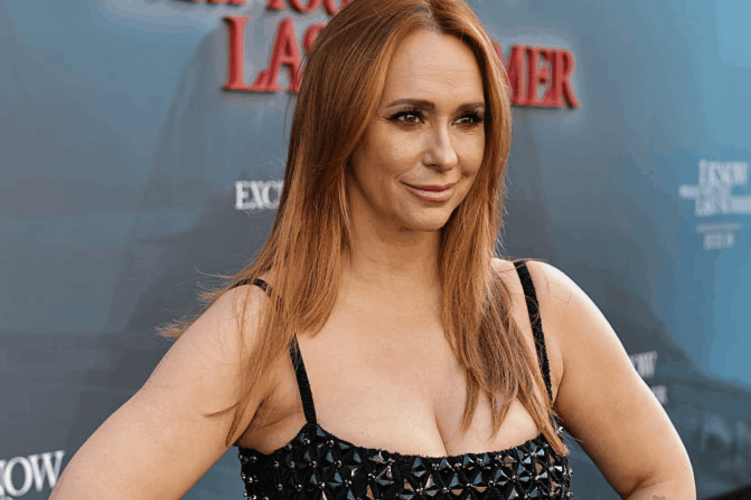 Jennifer Love Hewitt tritt wieder ins Rampenlicht, löst die Debatte zur Körperschamerung aus