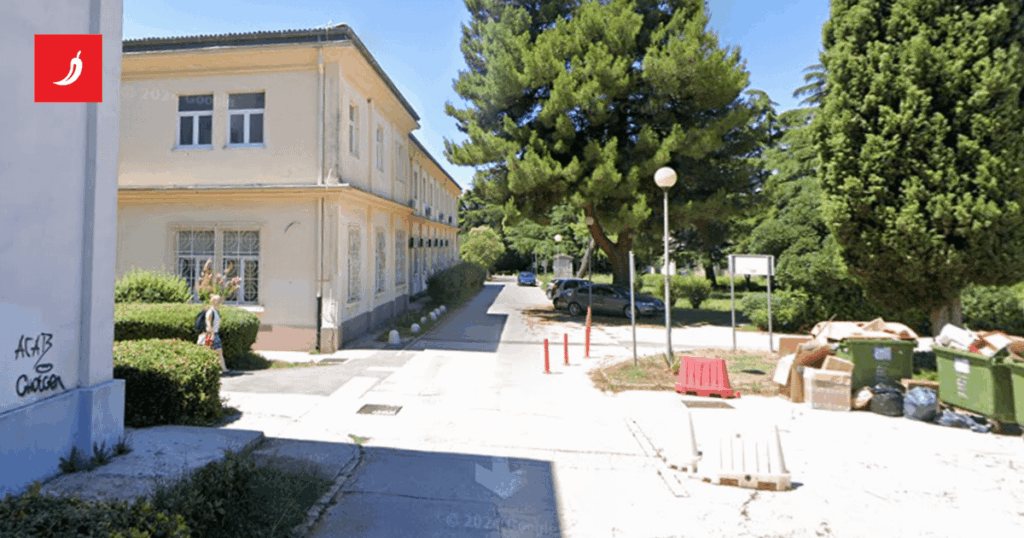 19 Schüler fielen eine Klasse an der Zadar School. Der Direktor rief die Polizei wegen ihrer Eltern an 19 Schüler fielen eine Klasse an der Zadar School. Der Direktor rief die Polizei wegen ihrer Eltern an
