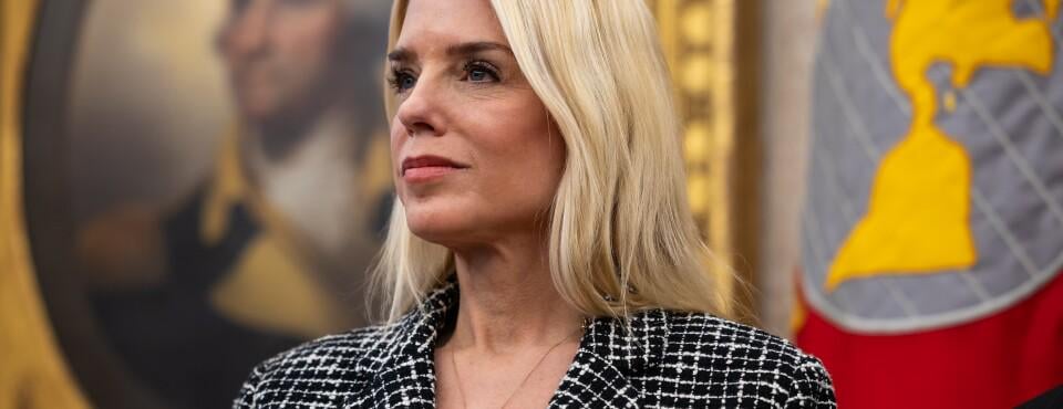 Bondi feuert ihren persönlichen Ethikchef, während die DOJ -Säuberung weitergeht