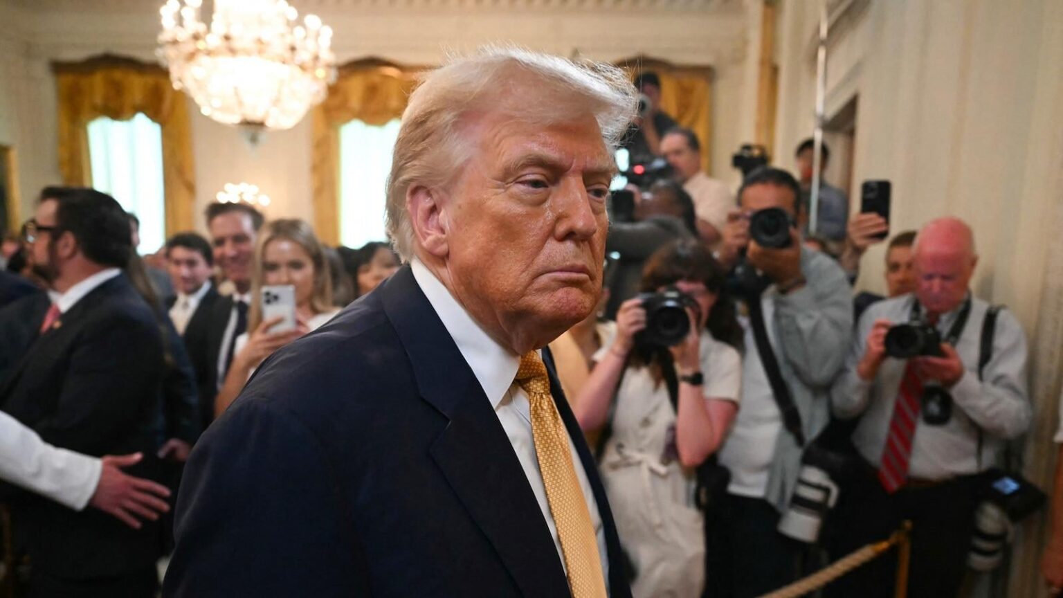 Trump, der sich mit Maga -Aufruhr gegenüber Epstein -Dateien gegenübersieht, versucht, die Schuld an anderer Stelle zu verschieben