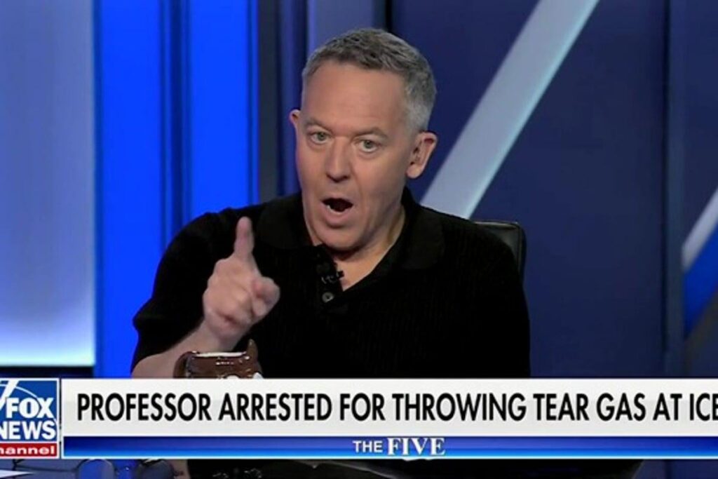 Fox News 'Greg Gutfeld spricht nach, nachdem er' Nazi 'als sein eigenes' n-Wort 'zurückgefordert hatte:' unter Verachtung '