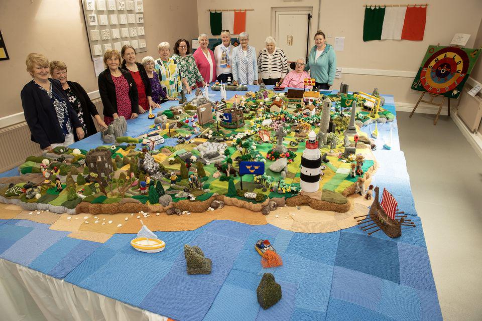Frauen in Irland strickten und häkierte eine 12 -Fuß -Wollkarte in Irland, deren Fertigstellung vier Jahre dauerte