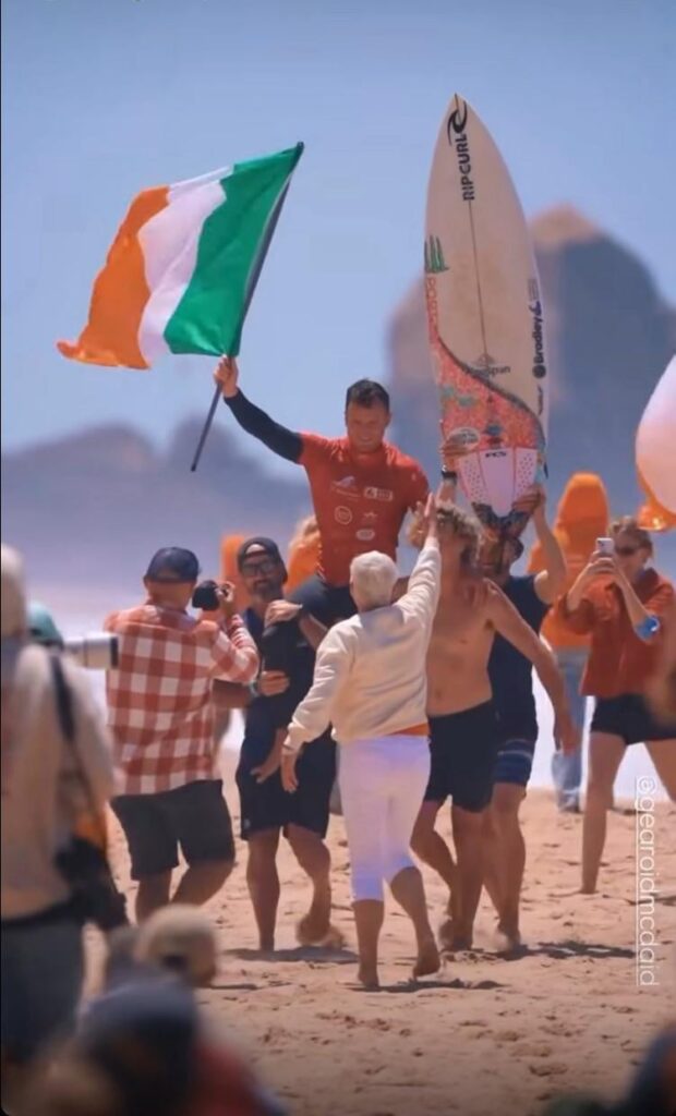 Irish Surfer Gearóid McDaid hat gerade Gold für Irland bei den Europäischen Surf -Meisterschaften in Portugal gewonnen. 🇮🇪