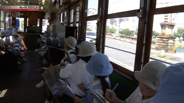 Kinder in Hiroshima lernen über Atombomben an Bord von Streetcar restauriert