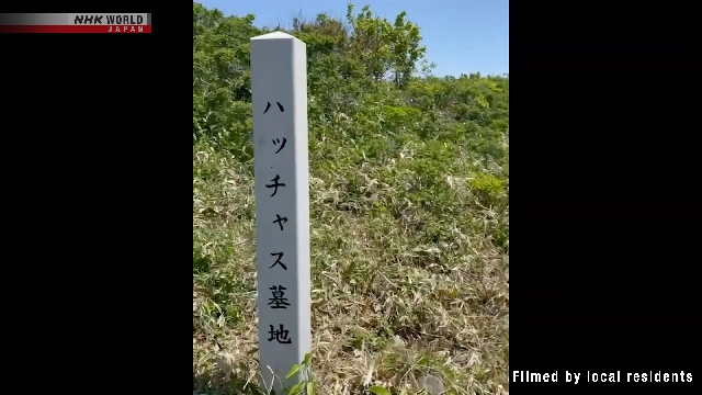 Russische Bewohner auf Japan, die in der Insel der Japaner saubere japanische Gräber reinigen