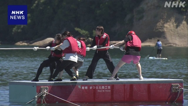 Tauziehen am Meer im Westen Japans, um den Marine Day zu markieren