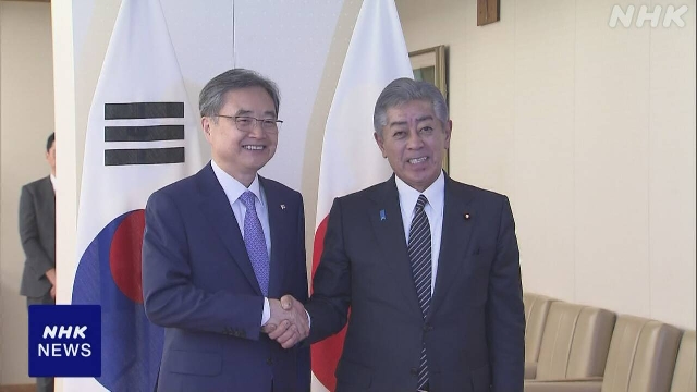 Japanisch, südkoreanische Außenminister diskutieren die Entwicklung bilateraler Bindungen