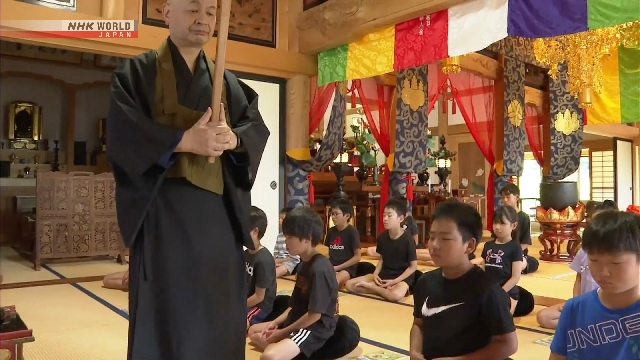 Kinder meditieren, singen Sutras im buddhistischen Tempel in Zentraljapan