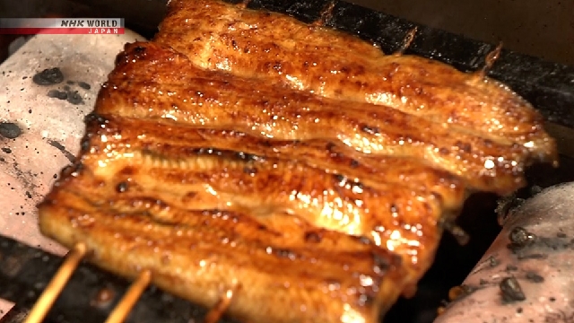 Japanische Restaurants, die damit beschäftigt sind, am 2. Tag des Ochsen Aal zu servieren